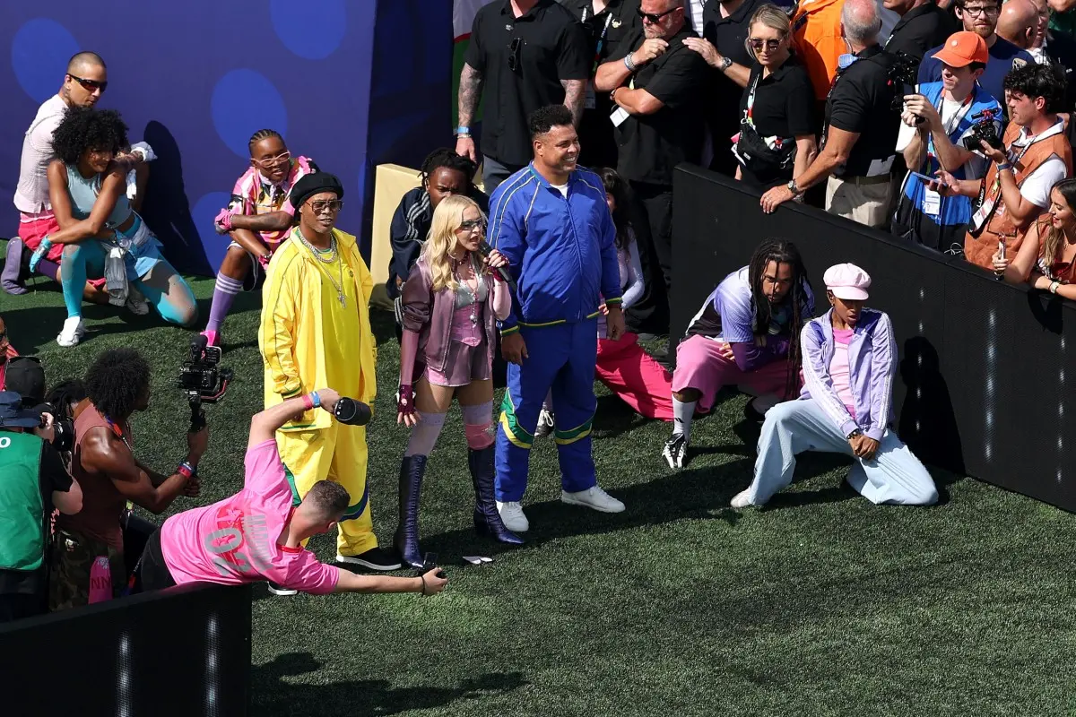 Imagem da notícia Madonna abre show do intervalo da final da Copa do Mundo com Ronaldo e Ronaldinho; veja imagens