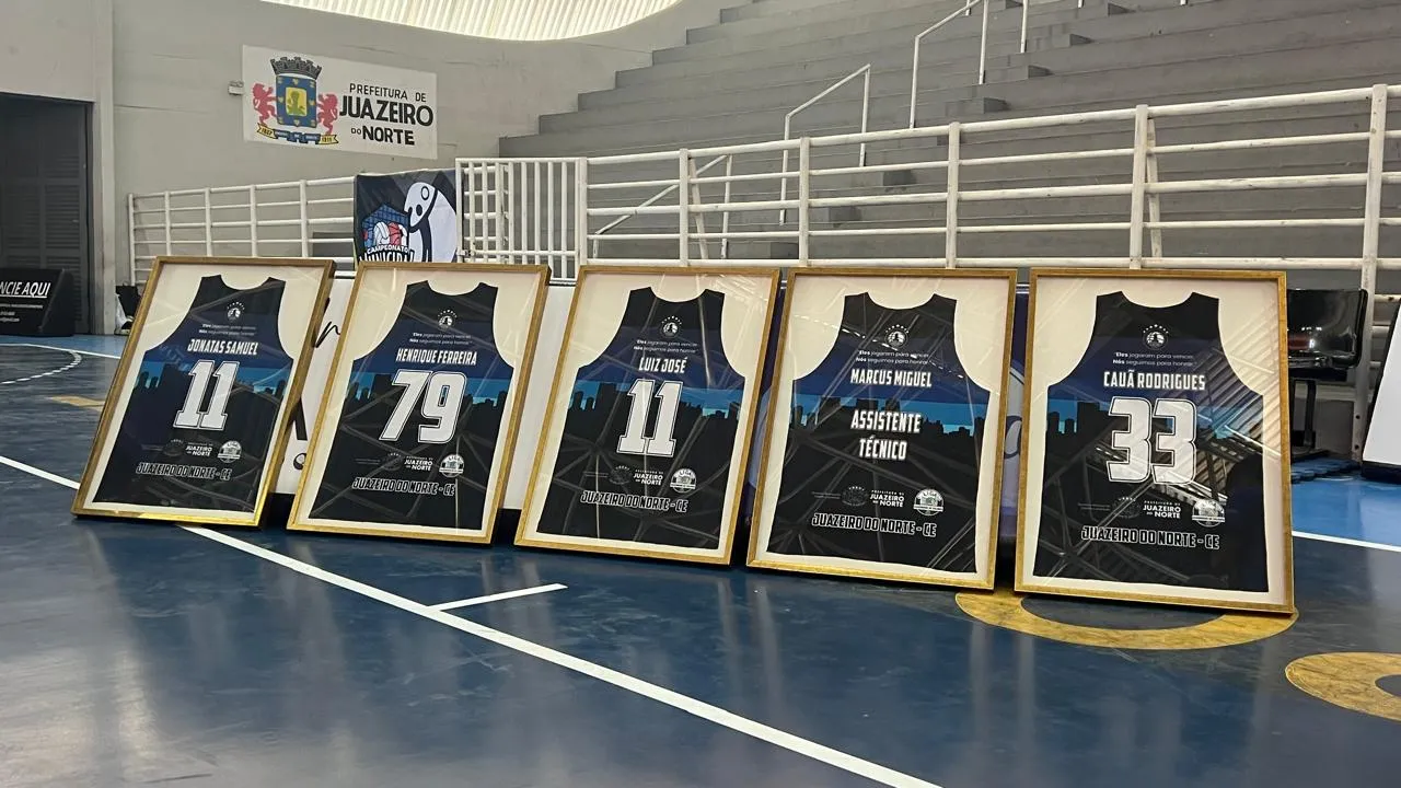 Camisas dos integrantes do Basquete Juazeiro foram emolduradas e entregues aos familiares.