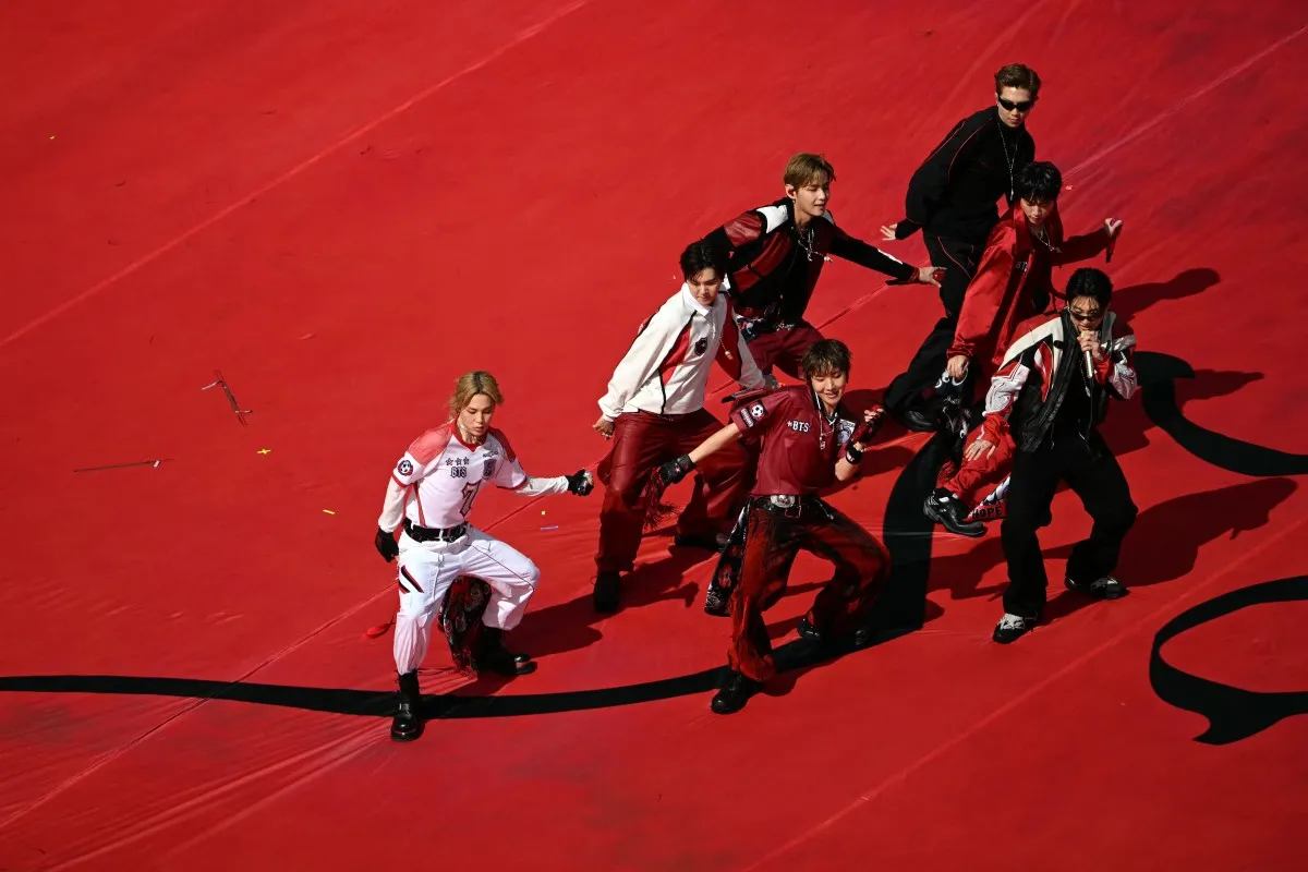 Grupo BTS durante apresentação na Copa do Mundo.