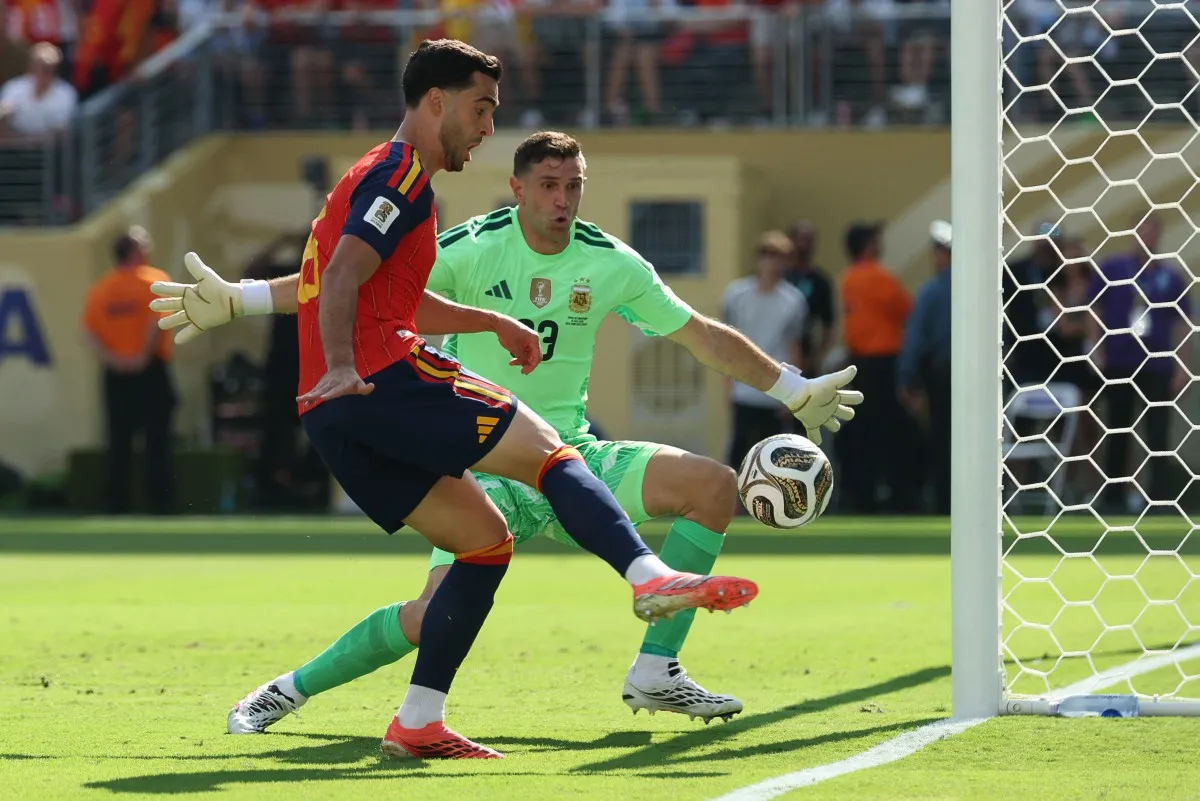 Espanha e Argentina durante disputa da final da Copa do Mundo de 2026.
