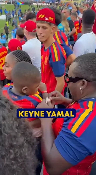 Camisa de Keyne ganhou adesivo com nova estrela após a partida.