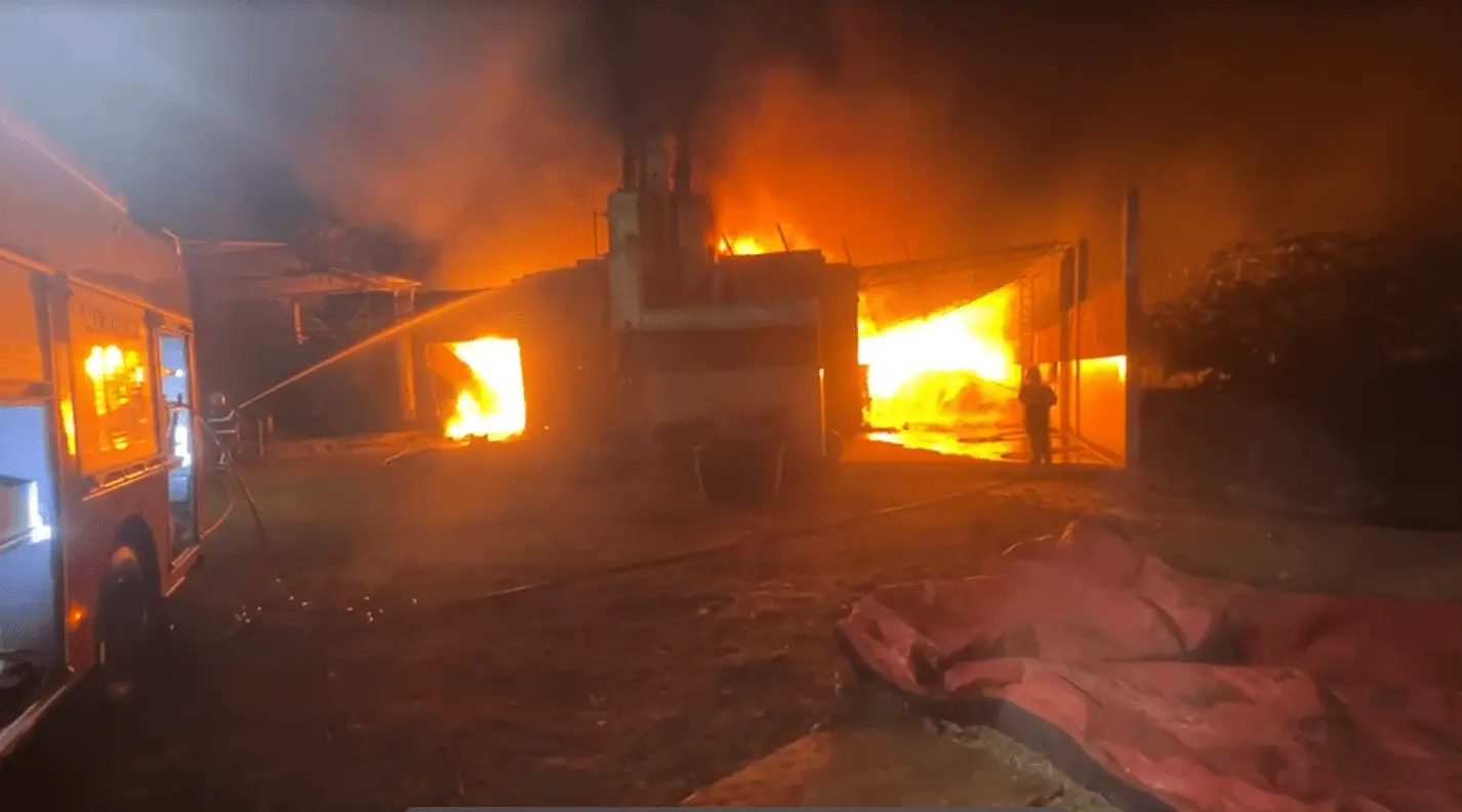 Imagem da notícia Incêndio atinge fábrica de sabão em Juazeiro do Norte