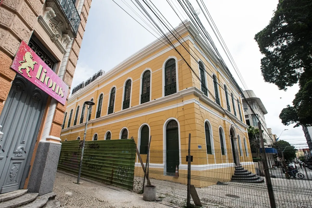 Estrutura reformada do museu já é visível para quem passa pela Praça General Tibúrcio, a Praça dos Leões.