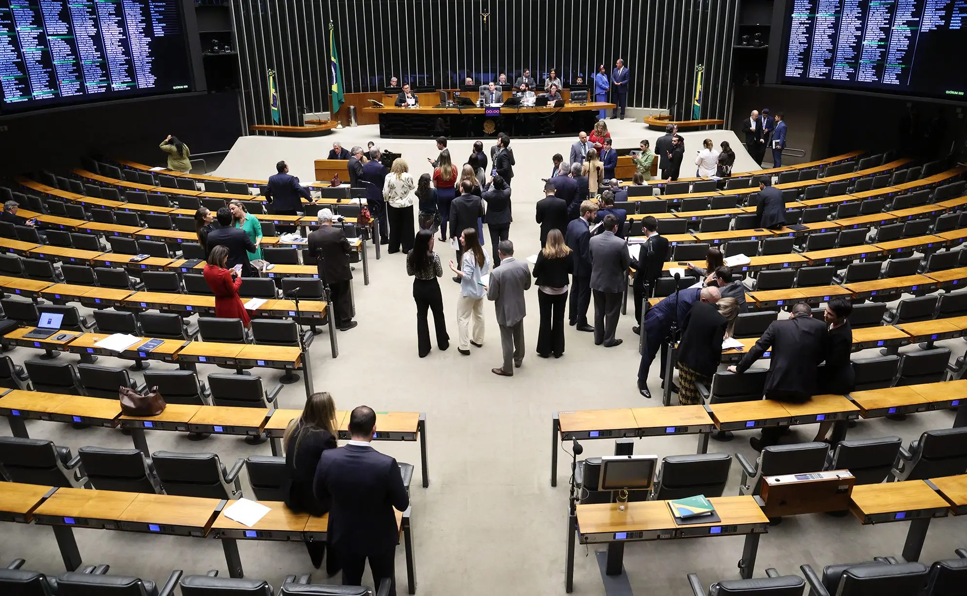 Deputados federais do País participam de sessão legislativa.