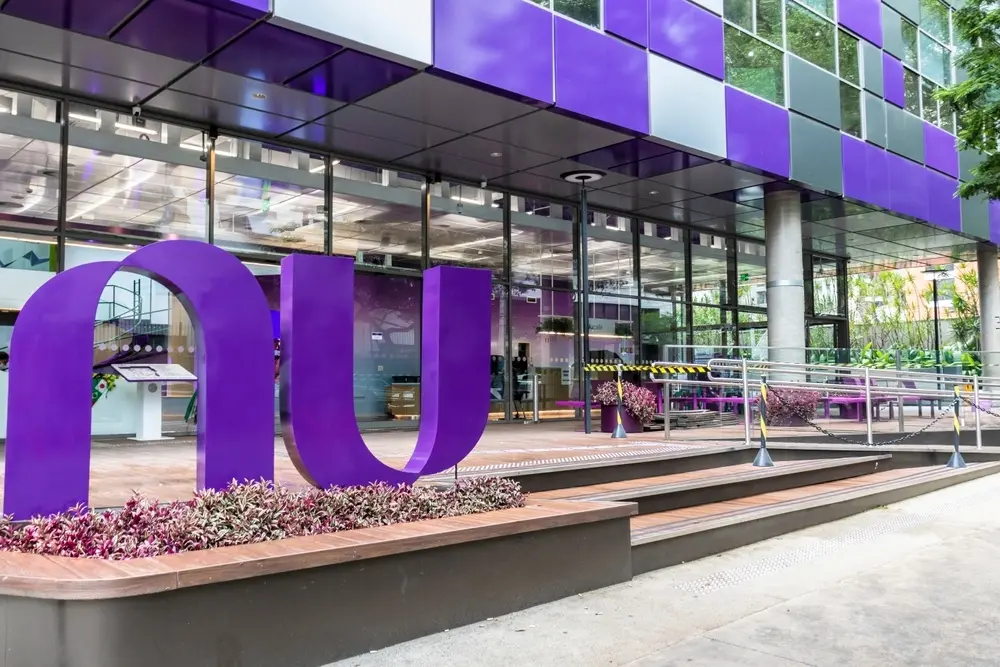 Imagem da notícia Nubank anuncia compra do Banco Porto Real para obter licença bancária no Brasil