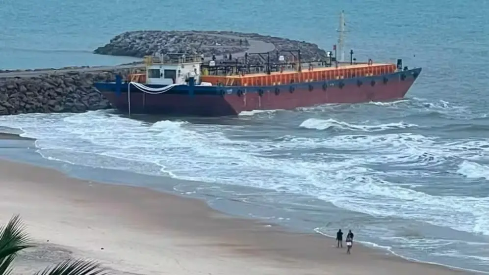 Imagem da notícia Navio encalha em espigão da Praia do Icaraí, em Caucaia