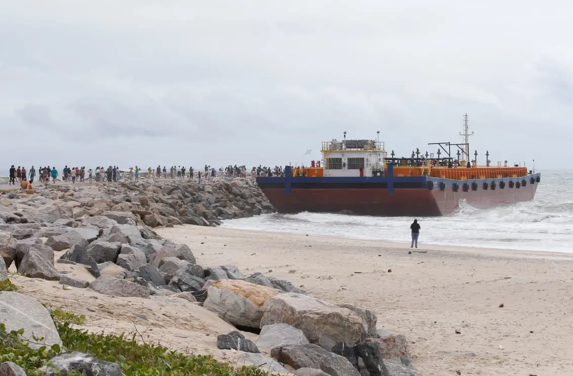 Imagem da notícia Navio encalha em espigão da Praia do Icaraí, em Caucaia