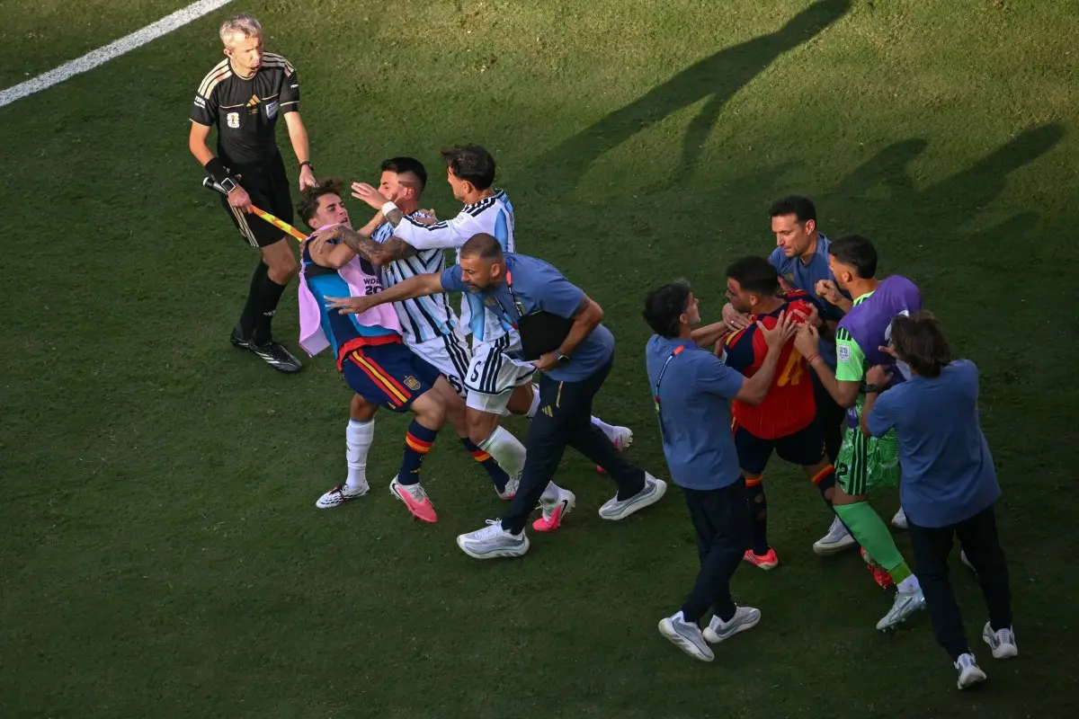 Imagem da notícia Fifa abre processo para investigar agressões de jogadores da Argentina após jogo contra Espanha
