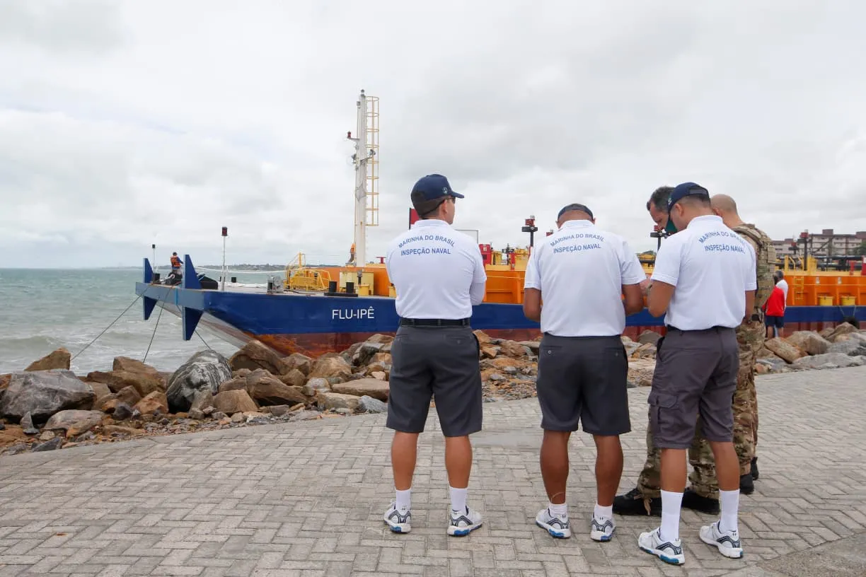 Marinha do Brasil acompanha ocorrência na Praia do Icaraí.