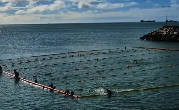 Imagem da notícia Conheça o projeto que imita piscina com raias para pessoas nadarem no mar de Fortaleza