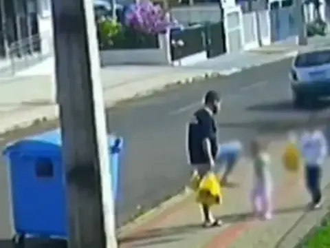 Imagem da notícia: Pai que chutou filha de 3 anos é denunciado após fazer filhos ajoelharem em tampas e grãos