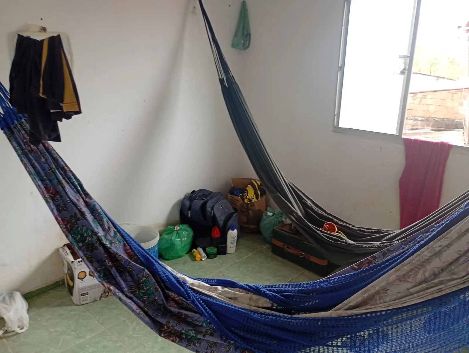 Funcionários dormiam em redes amontoados em alojamento.