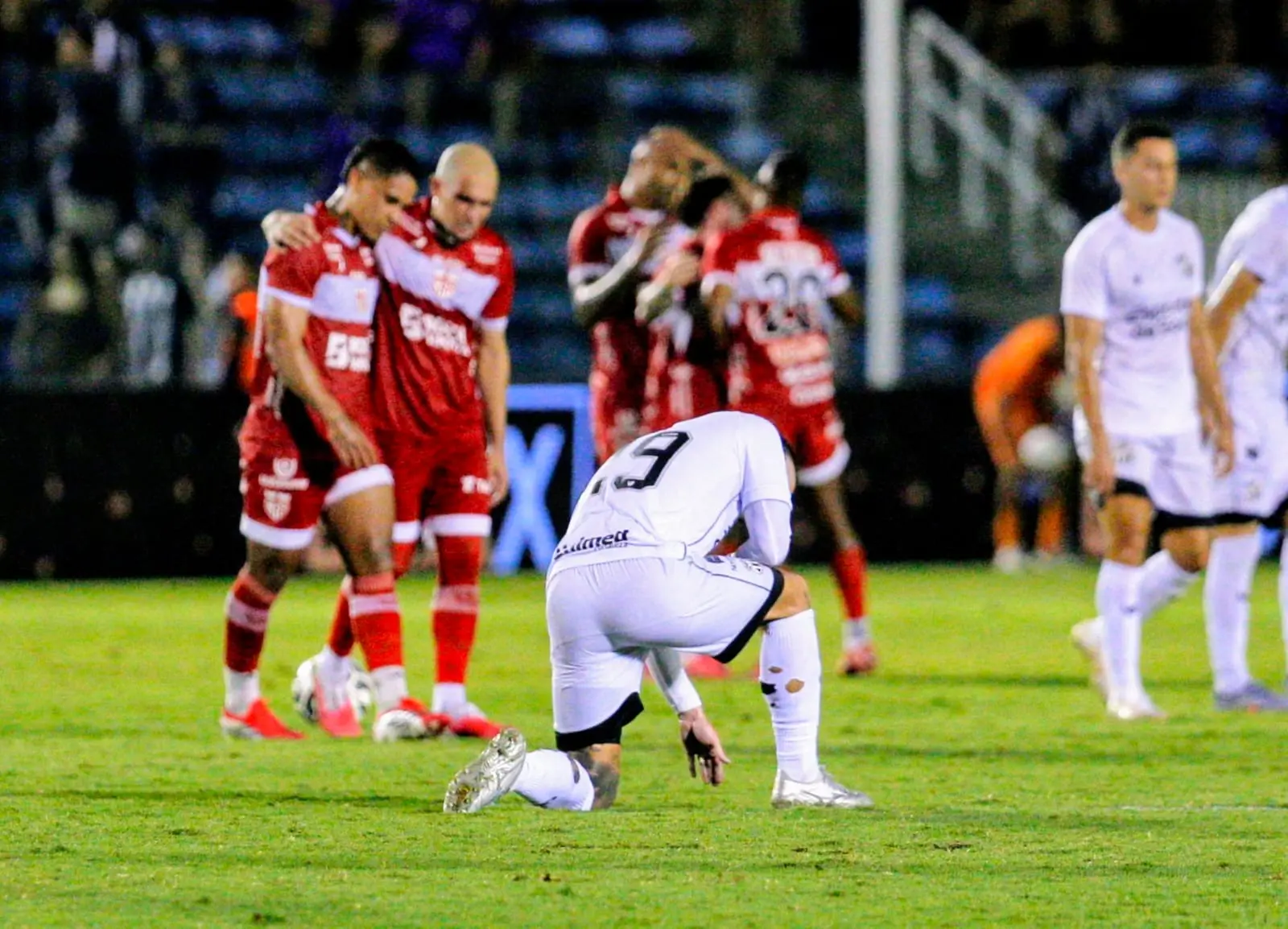 Imagem da notícia Ceará é derrotado pelo CRB, chega a sete jogos sem vencer e segue na zona de rebaixamento da Série B
