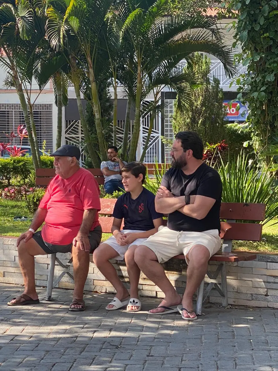 Imagem da notícia Avô leva netos para visitar a cidade natal todo ano e apresenta locais importantes da própria vida