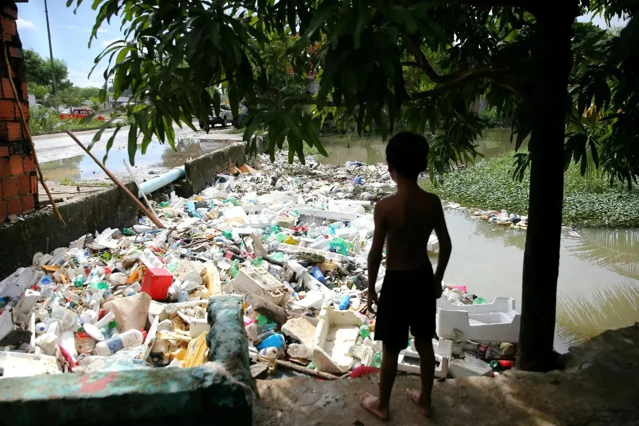 Crianças, idosos e comunidades sem acesso a serviços básicos são mais vulneráveis.