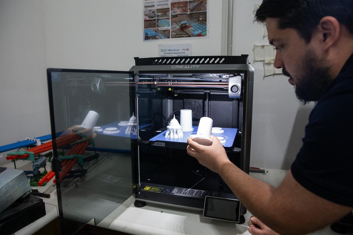 Impressoras funcionam 24 horas por dia para criar esculturas.