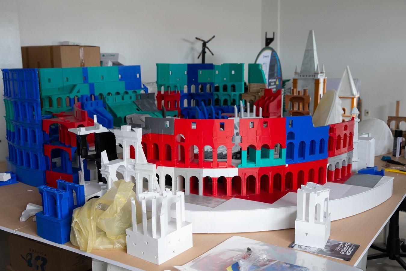 Peças feitas em impressoras 3D que devem formar o Coliseu. Esculturas ainda serão finalizadas e pintadas.