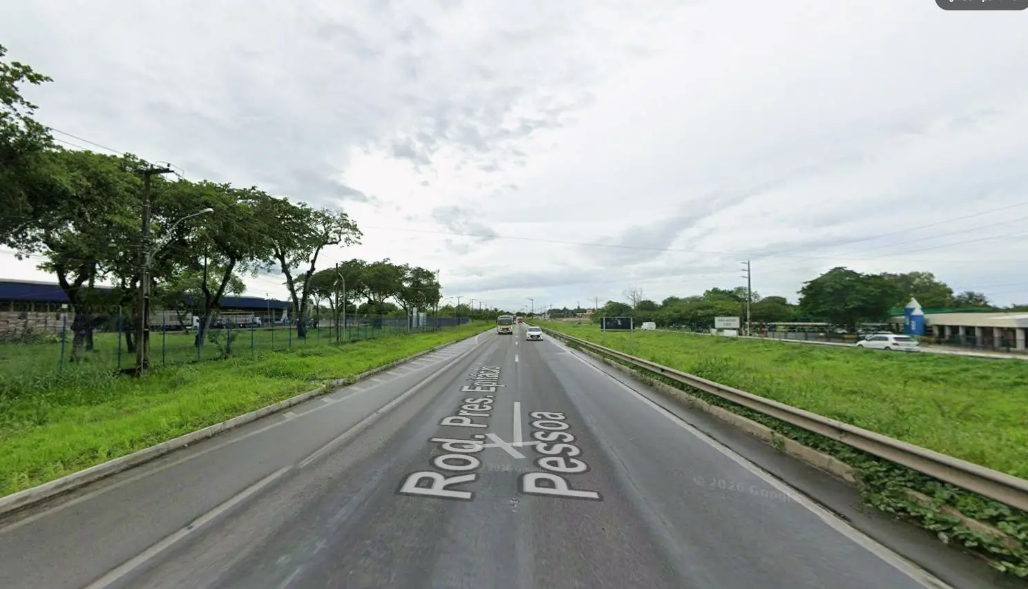 Imagem da notícia Homem morre após perder controle de motocicleta e colidir com defensa na BR-116, em Pacajus