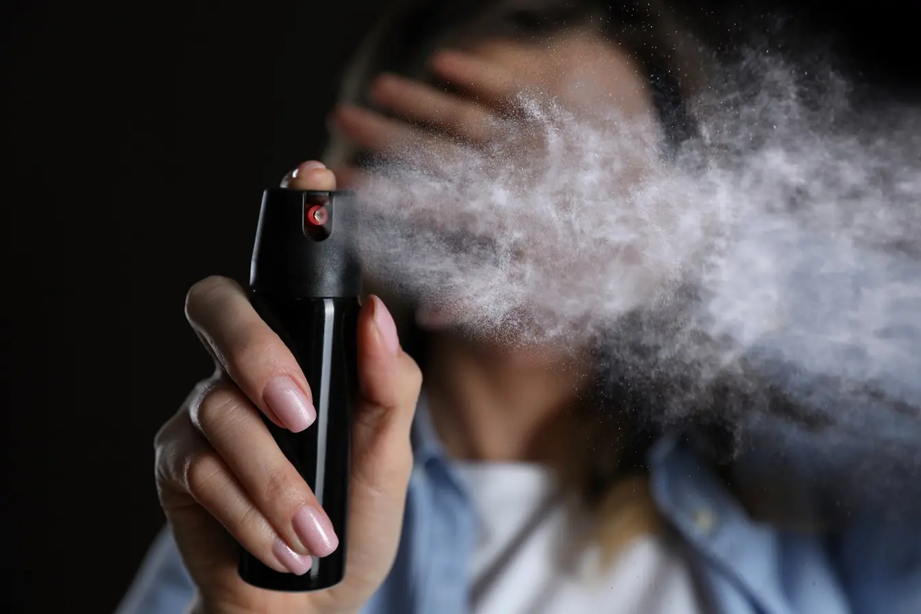 Imagem da notícia Lei que permite uso de spray de pimenta por mulheres é sancionada; veja regras 