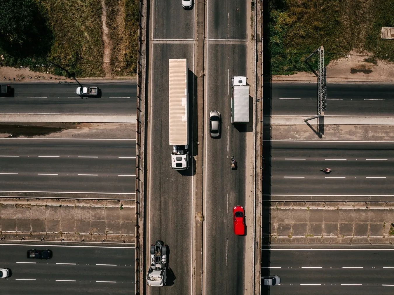 Trechos duplicados de rodovias estão mais concentrados próximos de Fortaleza pela concentração populacional e logística da cidade. Viaduto do 4º Anel Viário sobre a BR-116 é uma das poucas exceções.