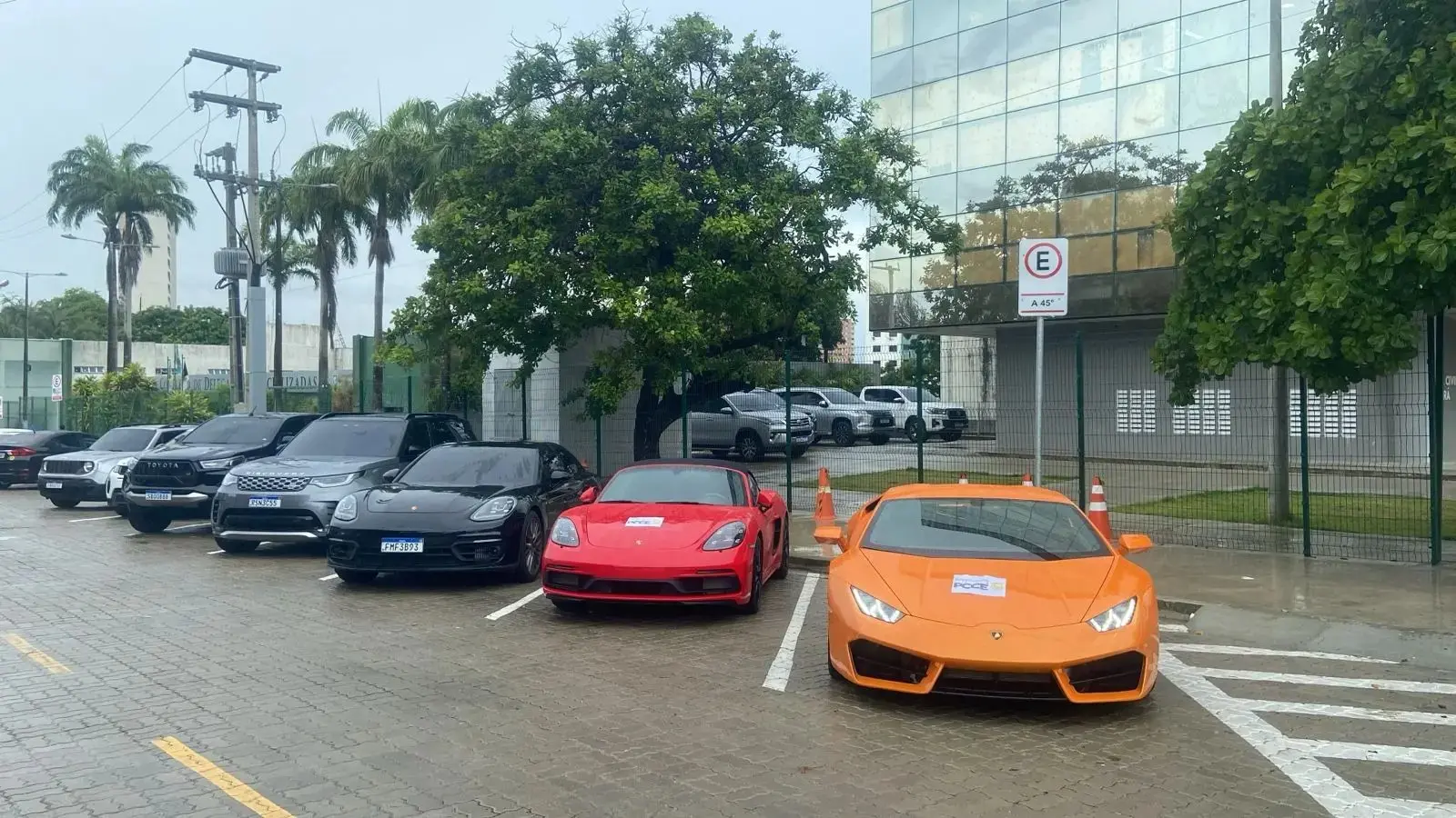 Imagem da notícia Lamborghini e Porsche apreendidos em operação contra pirâmide financeira no Ceará devem ir a leilão