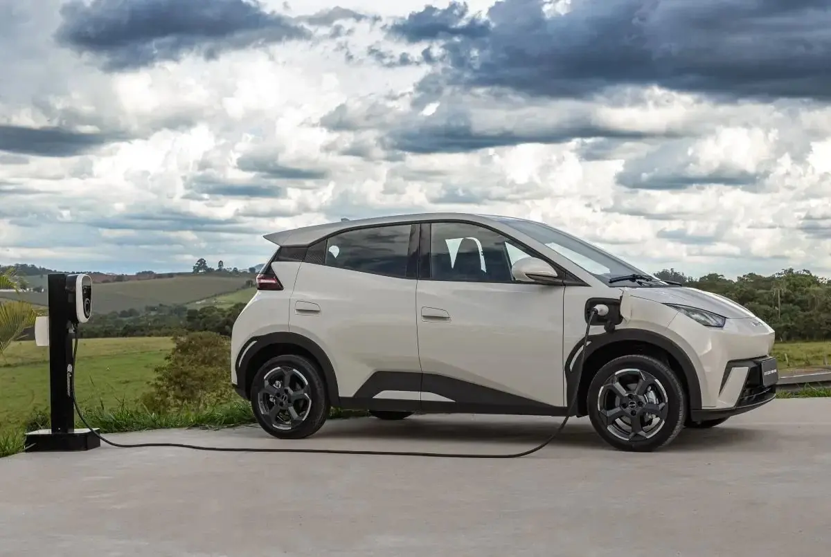 Imagem da notícia: Carro elétrico paga IPVA no Ceará? Veja o que muda para quem aposta na eletrificação