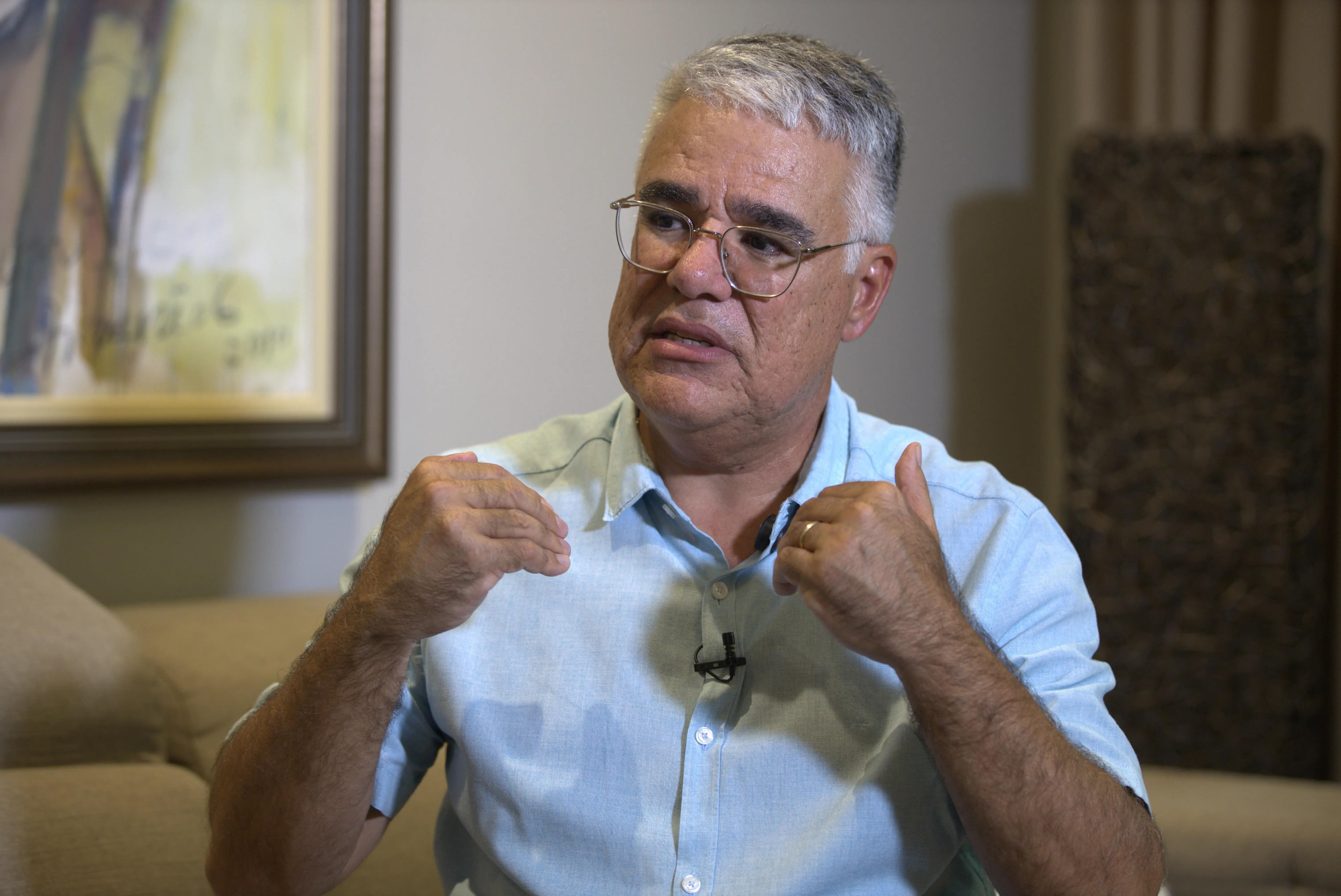 Eduardo Girão durante entrevista no apartamento em que mora no bairro Mucuripe, em Fortaleza.