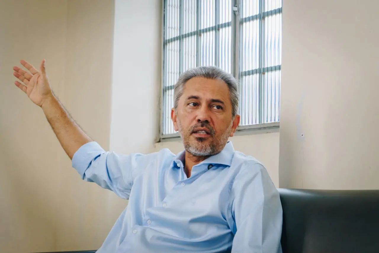 Elmano de Freitas durante entrevista ao PontoPoder em Baturité.