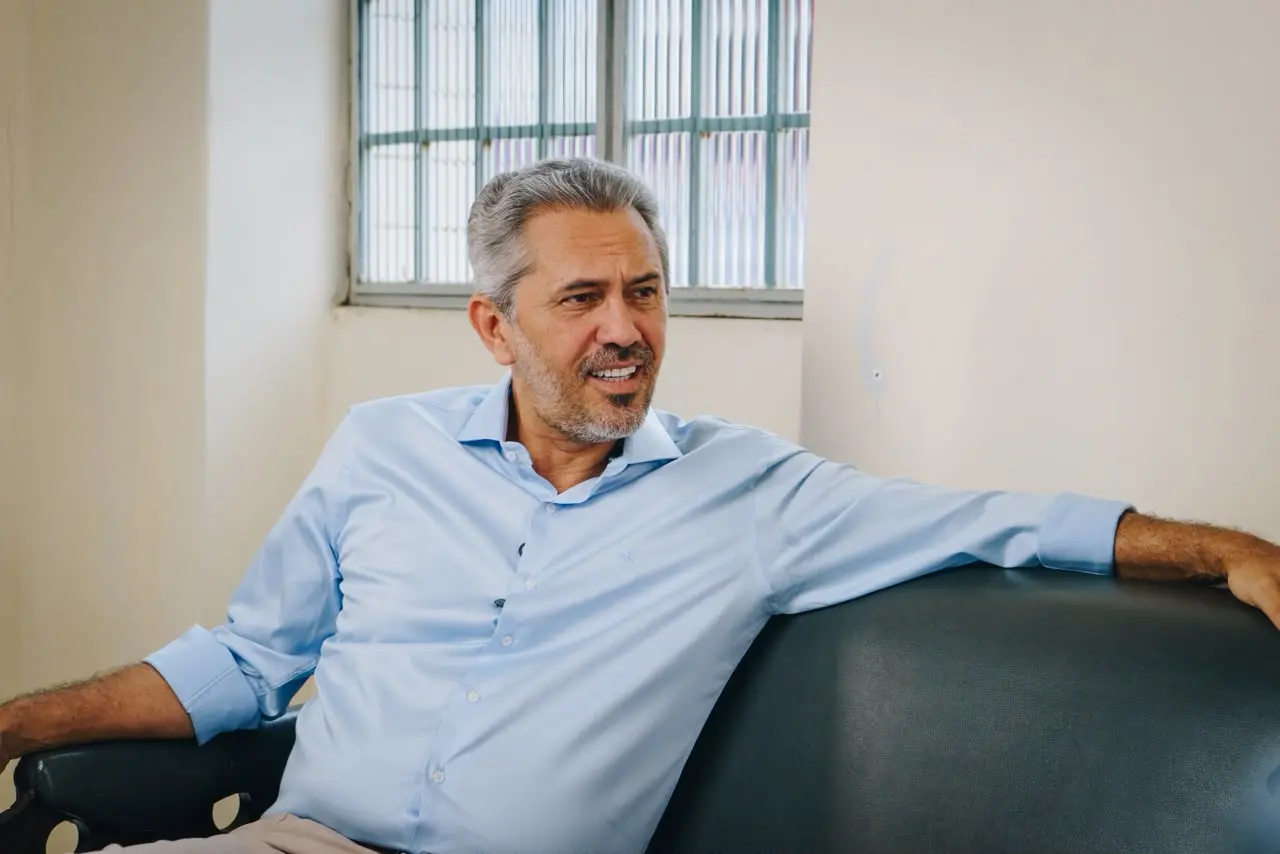 Elmano de Freitas durante entrevista ao PontoPoder em Baturité.