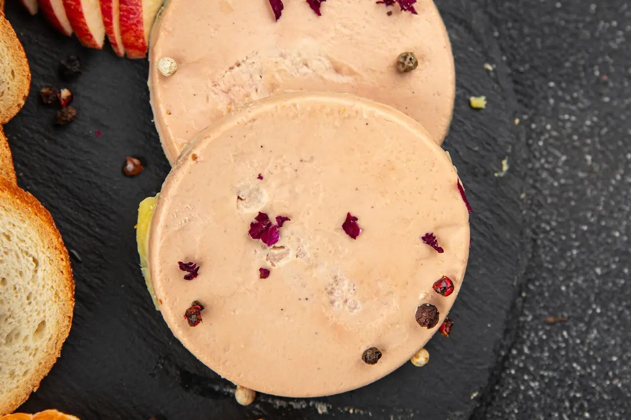 Imagem da notícia Entenda como é produzido o foie gras, banido no Brasil por maus-tratos a animais