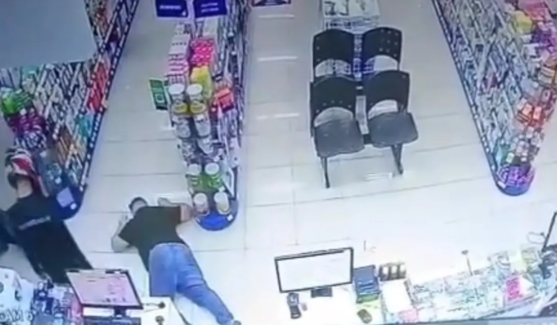 Imagem da notícia Vídeo: Dupla armada assalta farmácia no bairro Bela Vista, em Fortaleza
