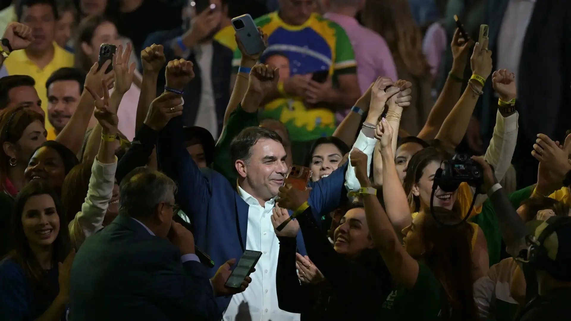 Flávio Bolsonaro ficou emocionado durante discurso e exibição do vídeo do ex-presidente.