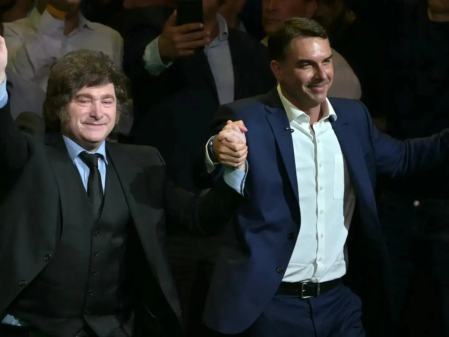 Javier Milei participa de convenção do PL ao lado de Flávio Bolsonaro e fala em 'risco Lula' - PontoPoder - Diário do Nordeste