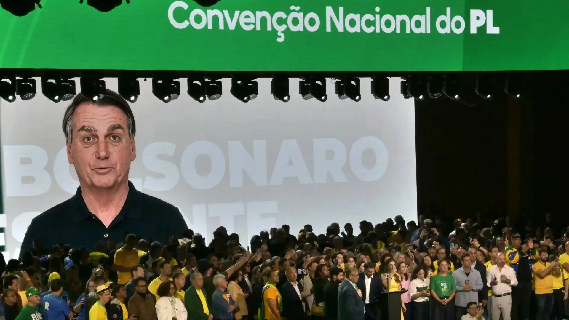 Imagem da notícia Com Jair Bolsonaro em vídeo de IA, Flávio reforça imagem do pai em convenção: 'Sangue de Bolsonaro'