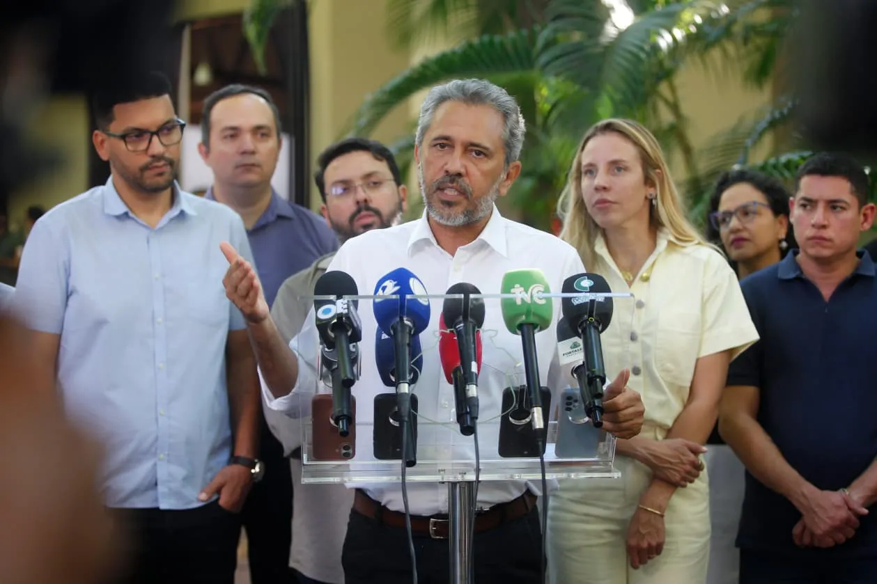 Governador Elmano falou sobre buscas de empregos e geração de empregos no interior do estado, antes da reunião de secretariado.