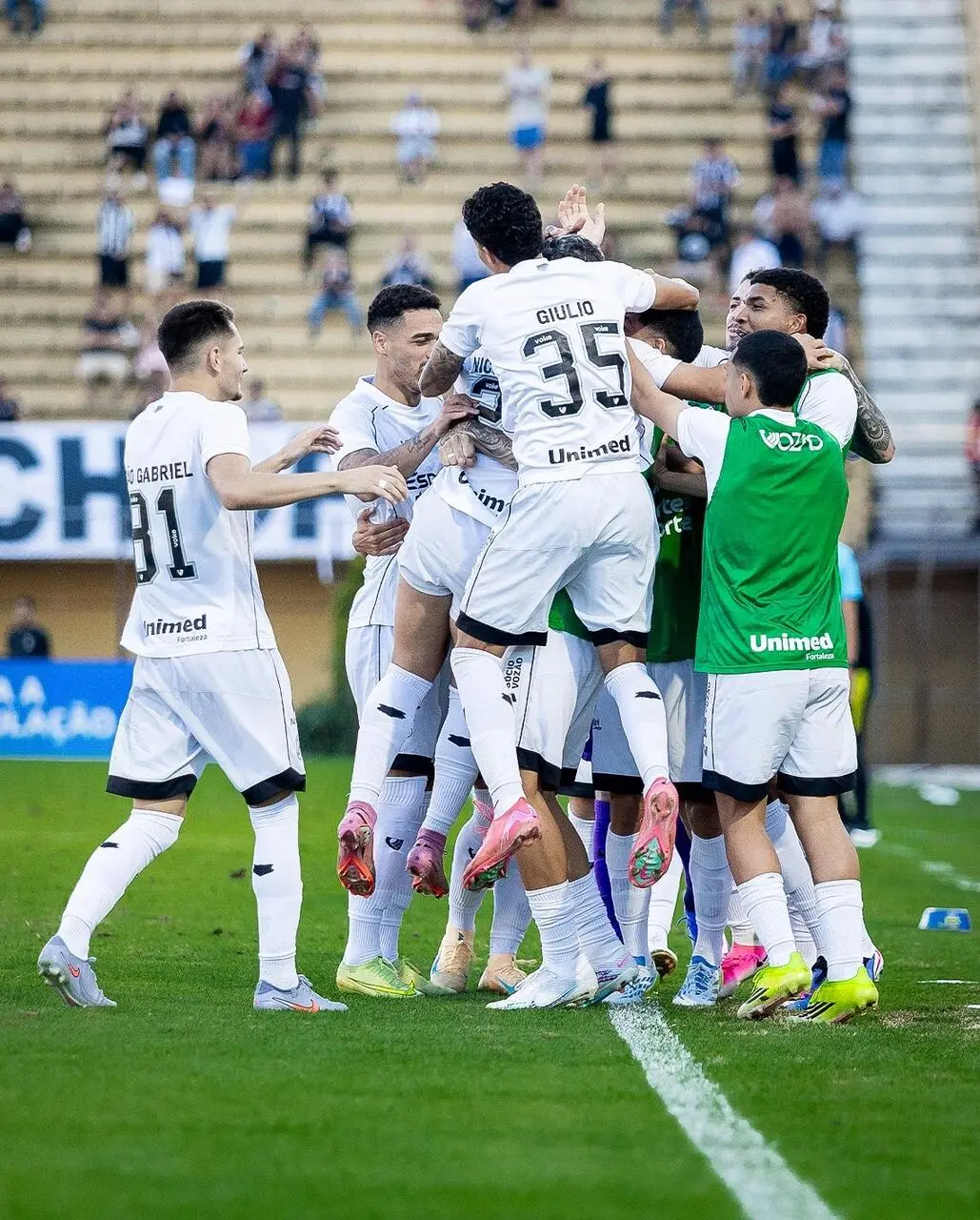 Imagem da notícia Em jogo de sete gols, Ceará vence São Bernardo e deixa zona de rebaixamento da Série B