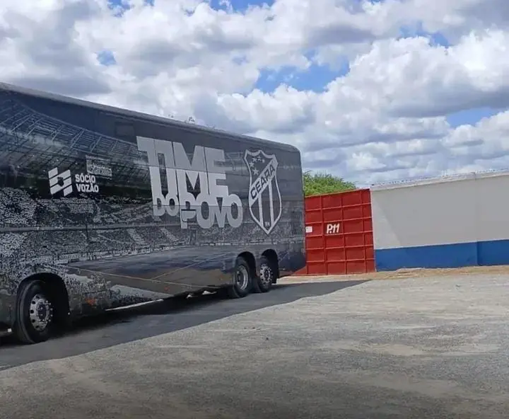 Imagem da notícia Ônibus do Ceará bate em muro do estádio do Junco em jogo do Cearense Sub-20
