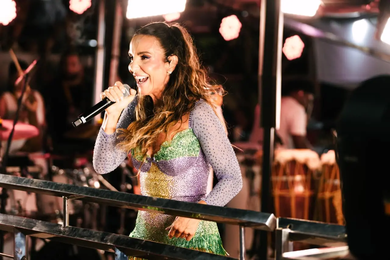 Imagem da notícia Ivete Sangalo dá presente inusitado a fã durante o Fortal 2026; veja vídeo