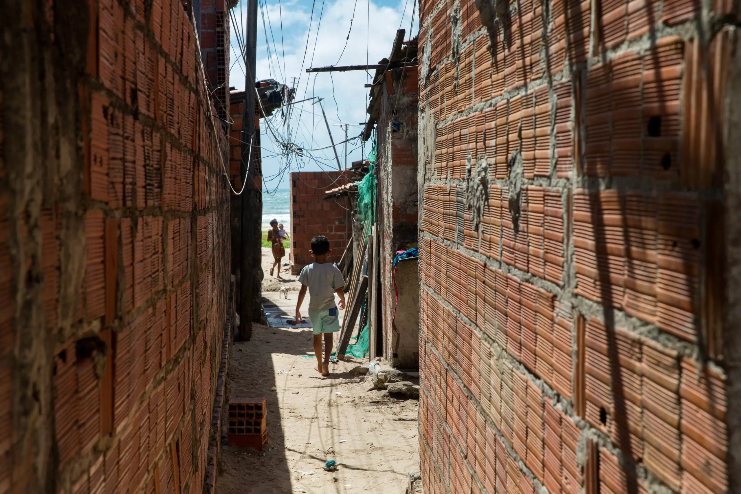 Imagem da notícia ‘Meu sonho é sair daqui’: como vivem as famílias em terreno da Dessal em Fortaleza