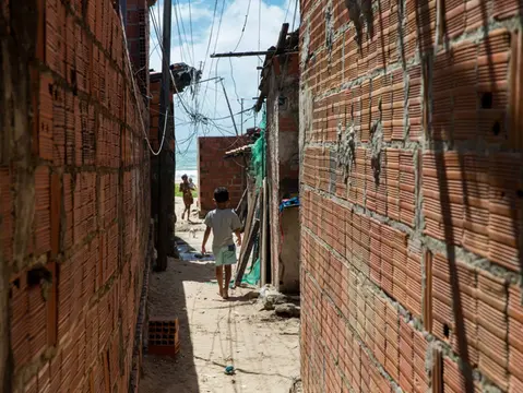 Imagem da notícia: 'Meu maior sonho é sair daqui': famílias vivem insalubridades à espera de reassentamento da Dessal