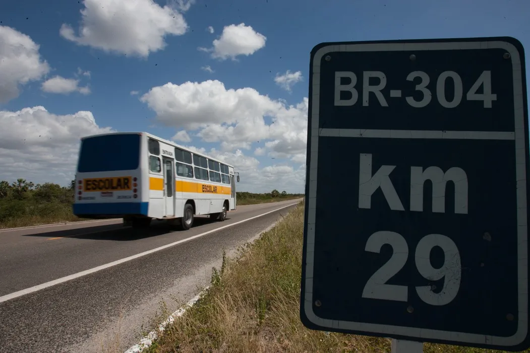 BR-304 forma, junto com a BR-116, corredor logístico que interliga, por meio de rodovias federais, Fortaleza a Natal.