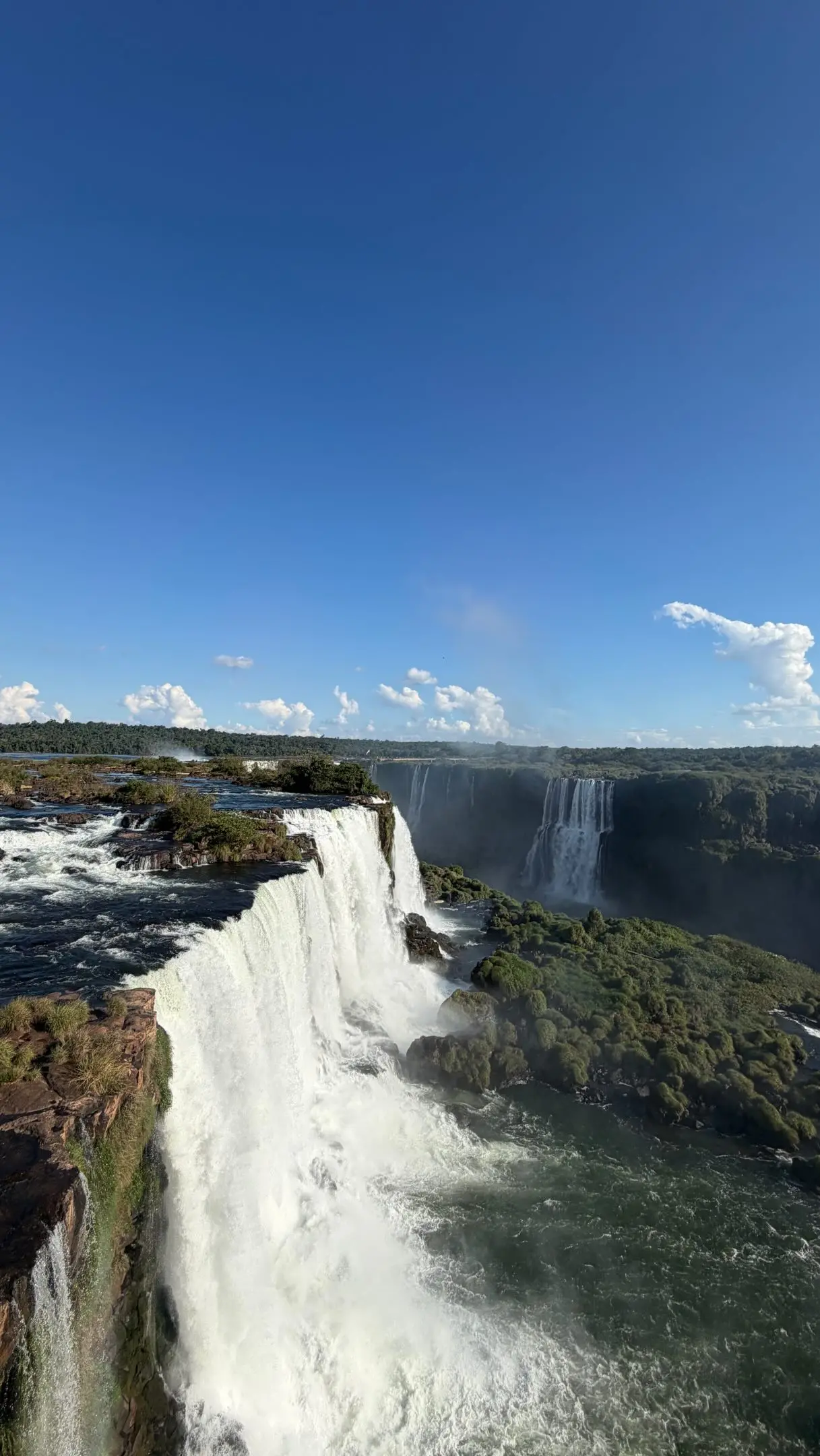 Imagem da notícia Turista holandês morre afogado após barco virar durante passeio nas Cataratas do Iguaçu