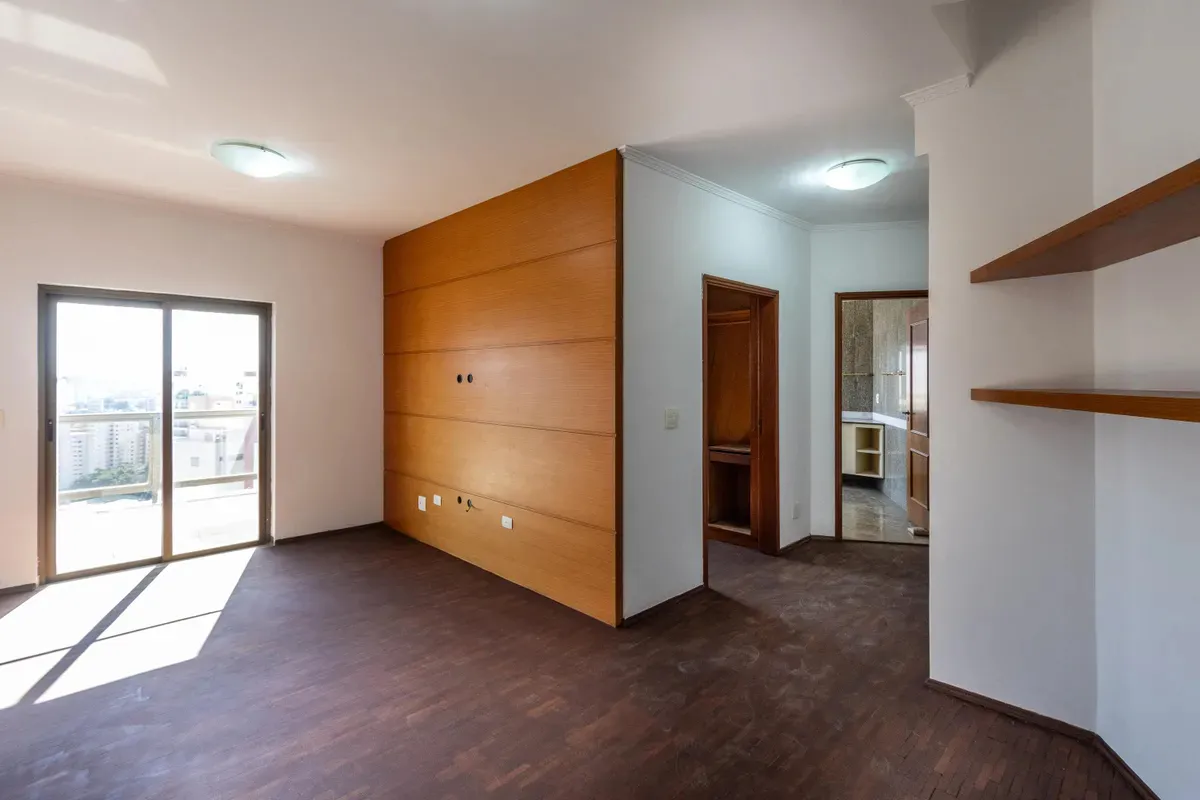 O apartamento possui 340 metros quadrados.