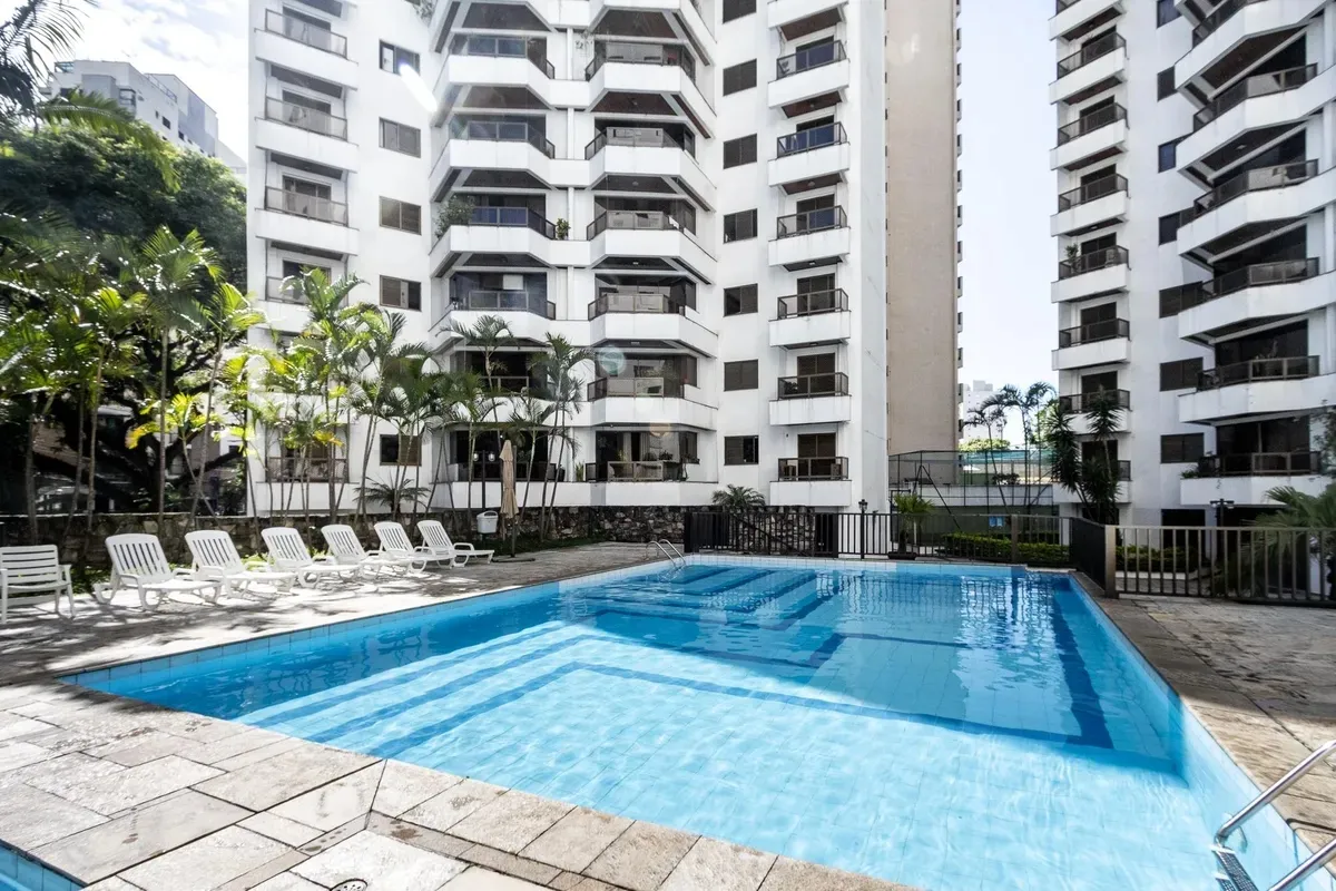 Condomínio ainda possui área de lazer e piscina.