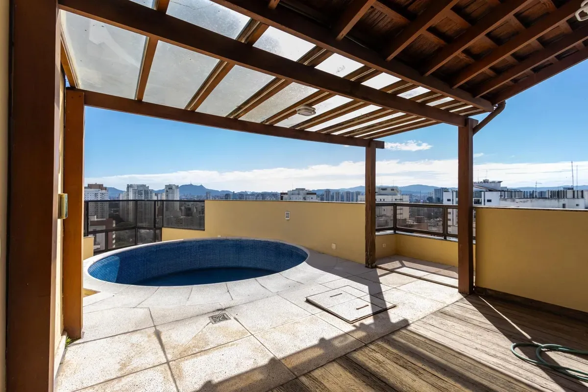Há uma piscina privativa no apartamento.