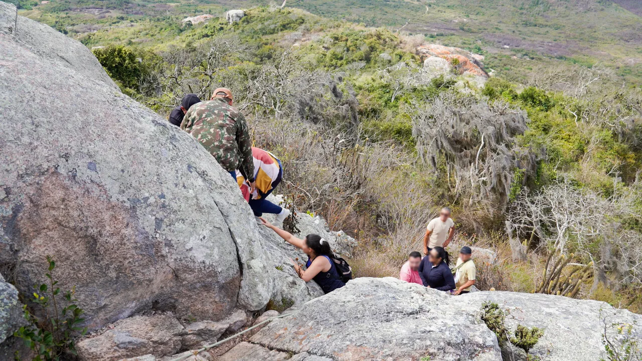 Alguns trechos da caminha são íngremes e exigem a escalada de rochas.