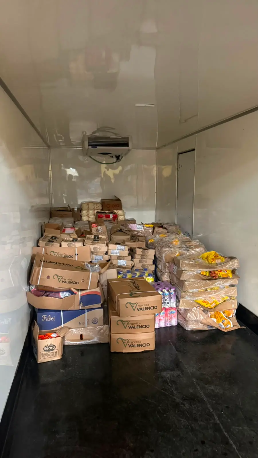 Imagem da notícia Apreensão de alimentos impróprios chega a 2 toneladas em supermercado de Messejana