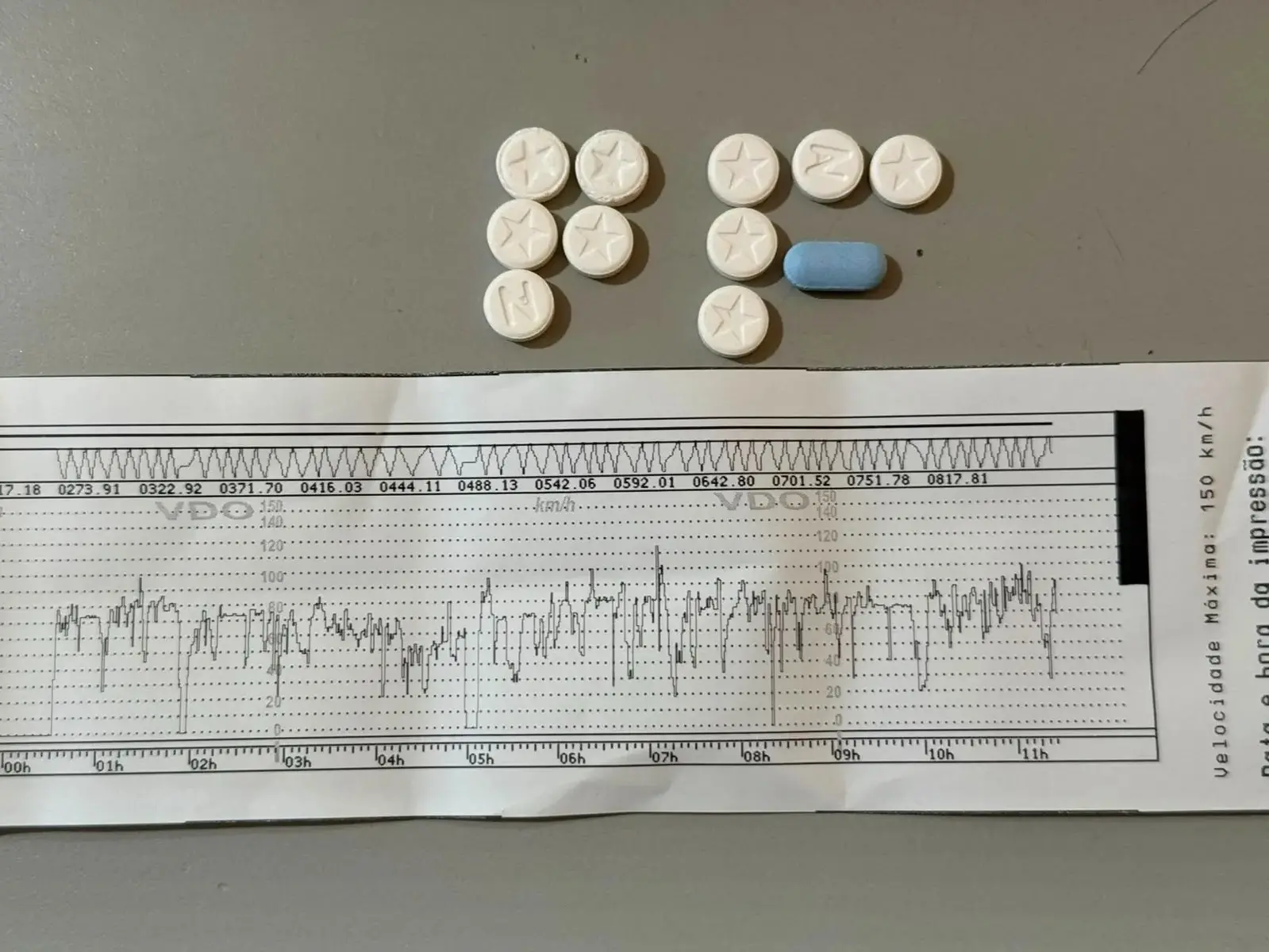Imagem da notícia Caminhoneiro é flagrado dirigindo por mais de 11h sem parar e PRF apreende comprimido 'rebite'