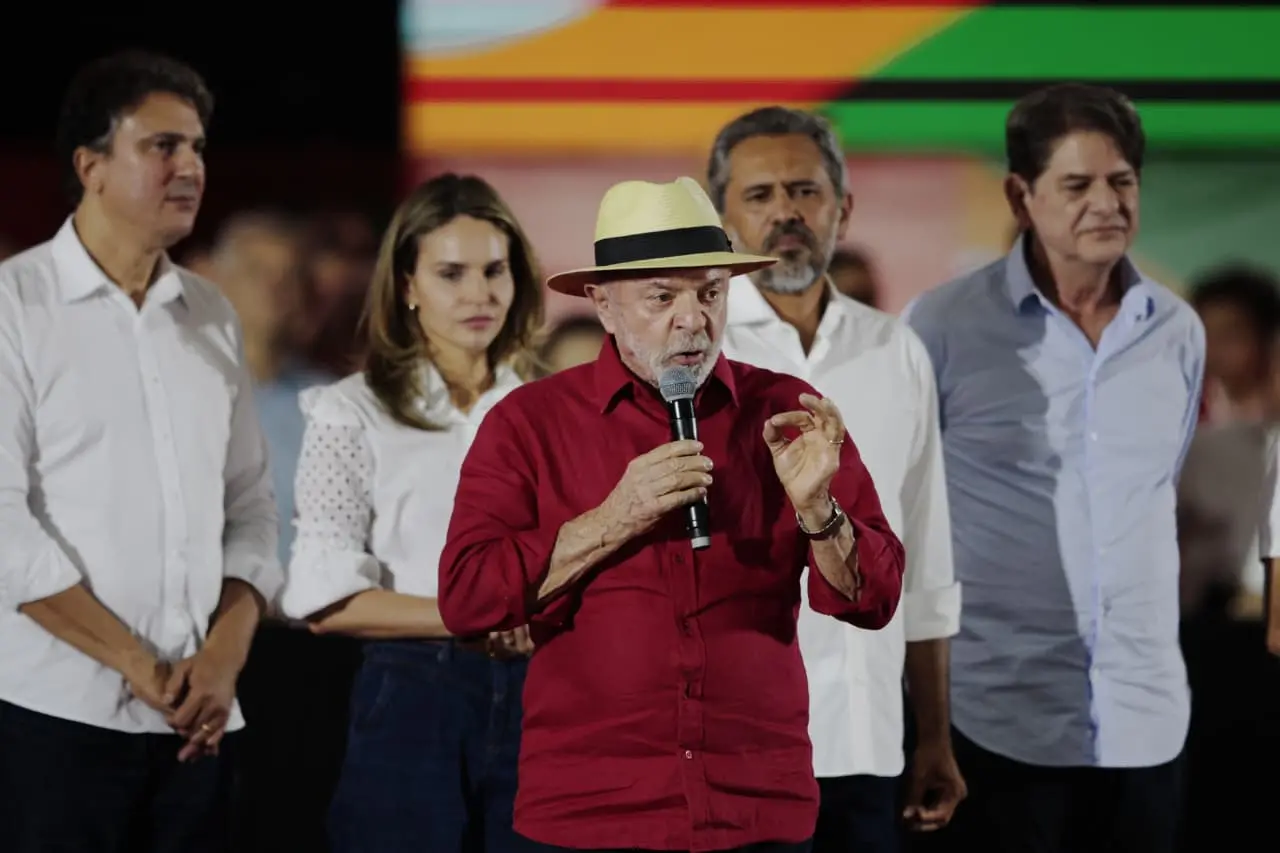 Imagem da notícia Em ato do PT, Lula cobra apoio à disputa pelo Senado e diz que 'nenhum fascista mete a mão' no Ceará