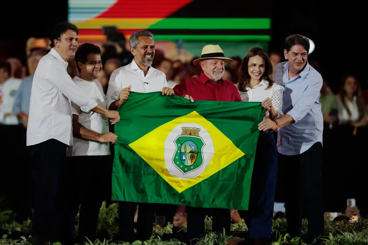 Imagem da notícia 'Aqui é o time da entrega, lá é o time da intriga', diz Elmano, em ato do PT, ao lado de Lula